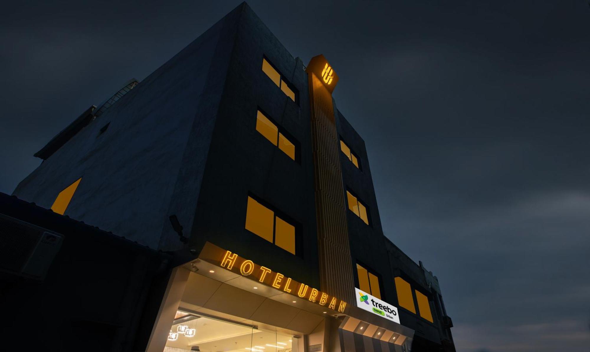 Treebo Urban, 1 Km From Railway Station Hotel Szúrat Kültér fotó
